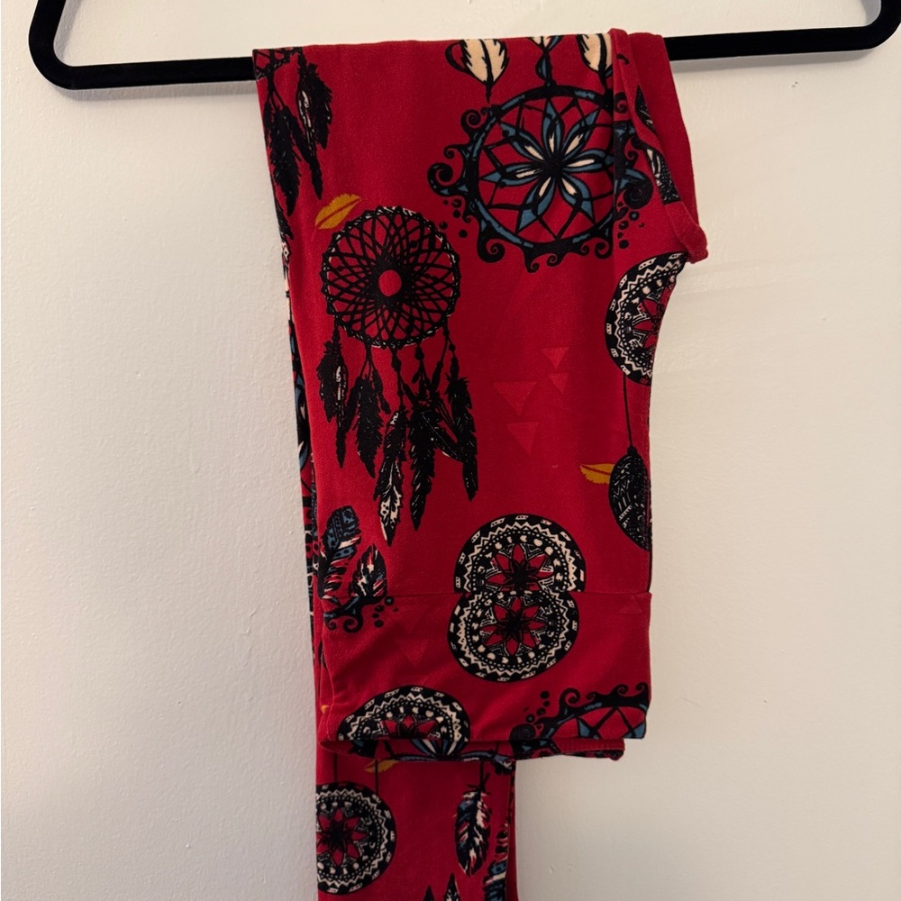LuLaRoe OS Leggings - red dream catchers